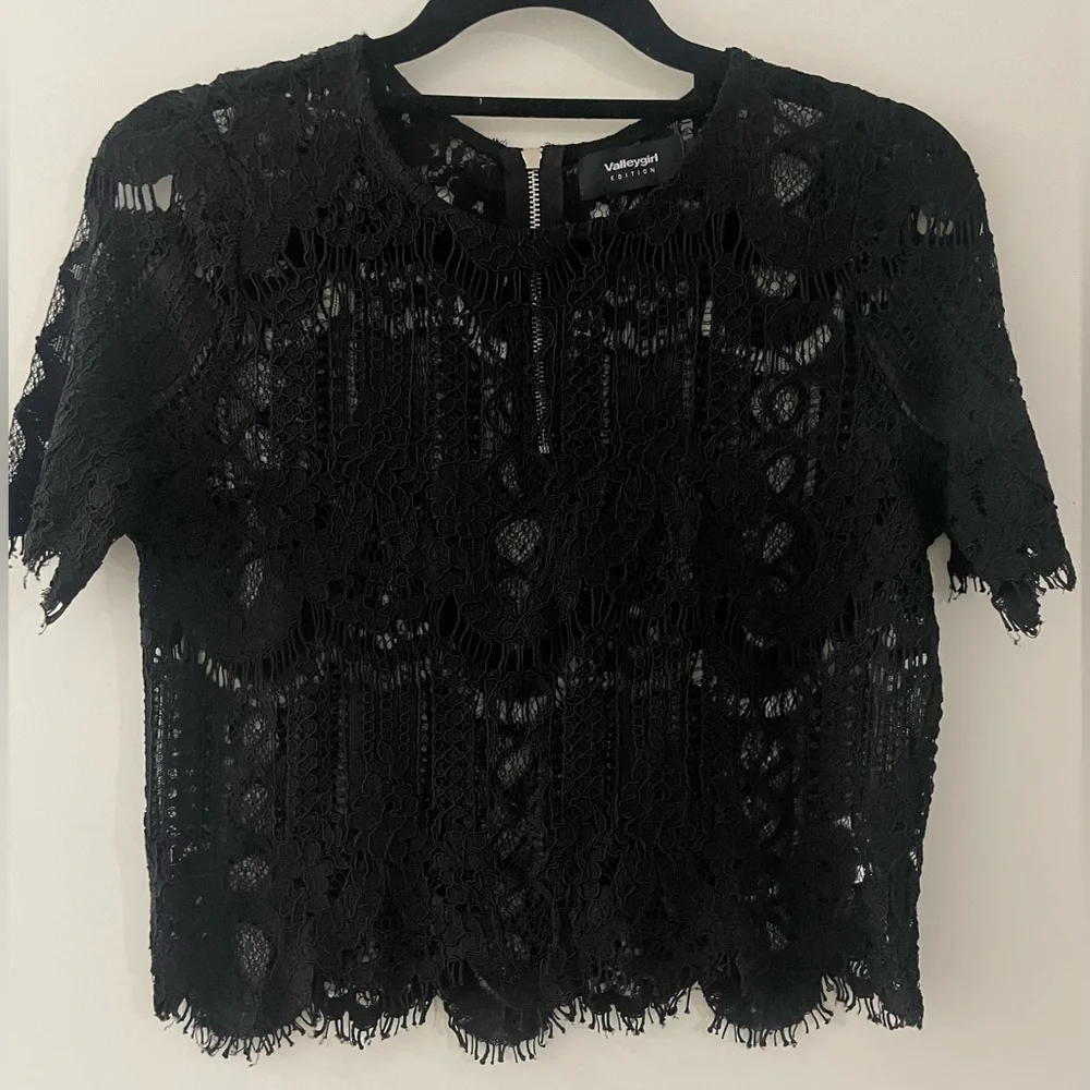 BLACK LACE TOP WITH SLEEVES! - Picture 1 of 3